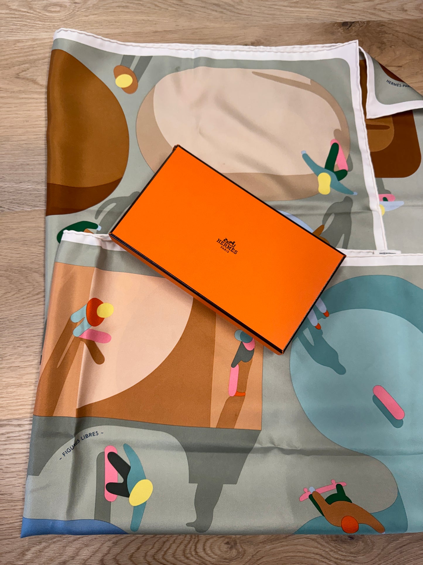 Hermès "Figures Libres" Silk Carré 90